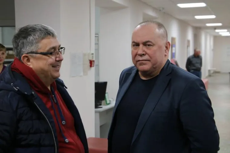 Андрей Карлов в ГАУЗ СО «Рефтинская ГБ» после жалобы местного жителя Егора Перминова на медобслуживание. Екатеринбург