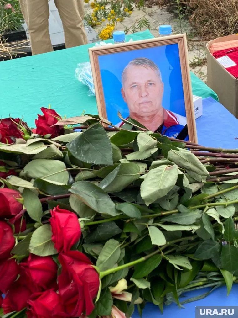 В церемонии прощания участвовали около 250 человек