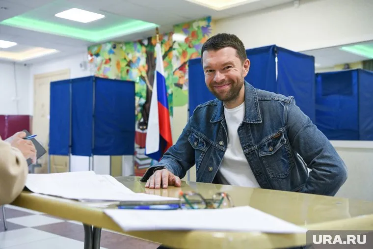 Сам Алексей Вихарев без особых проблем победил в 19-м округе