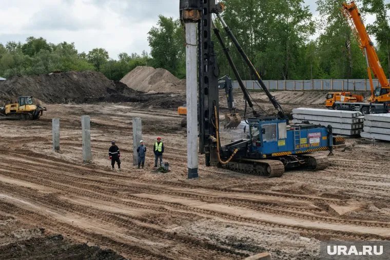 На строительной площадке идут подготовительные работы