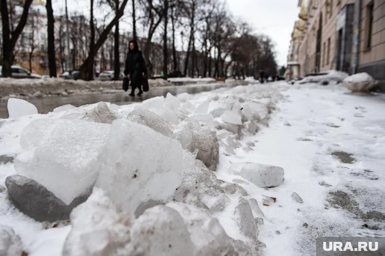 Глыба льда упала рядом с двухлетним ребенком