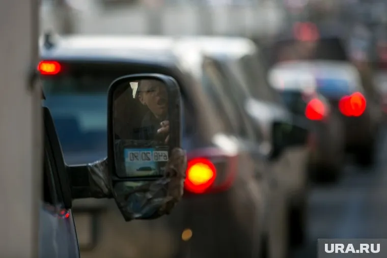 Сразу несколько водителей пожаловались на разбитые зеркала на автомобилях