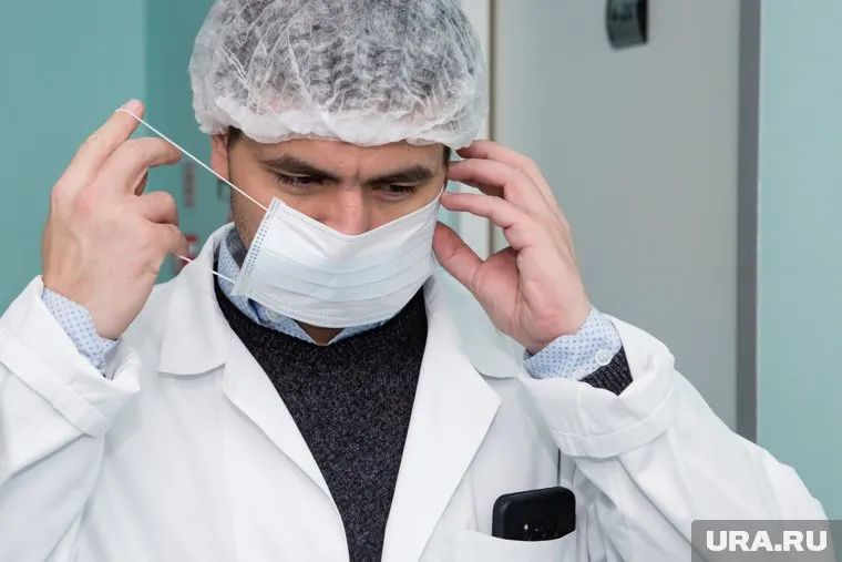 Врачам-инфекционистам сократили зарплаты на 30%