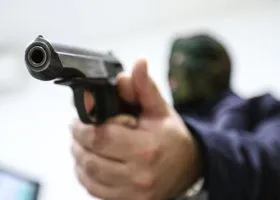 Митингующие в Киргизии расстреляли машину экс-президента