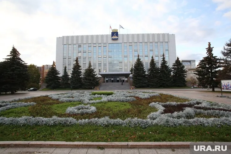 Представившийся работником администрации Тюмени мужчина предложил решить проблемы с оформлением земли