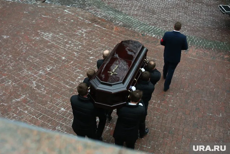 Такое решение могли принять родственники Лужкова из-за его продолжительной болезни