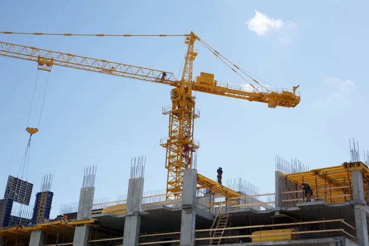 Реставрация на территории Новотихвинского монастыря. Екатеринбург, новострой, стройка, башенный кран, строительство здания