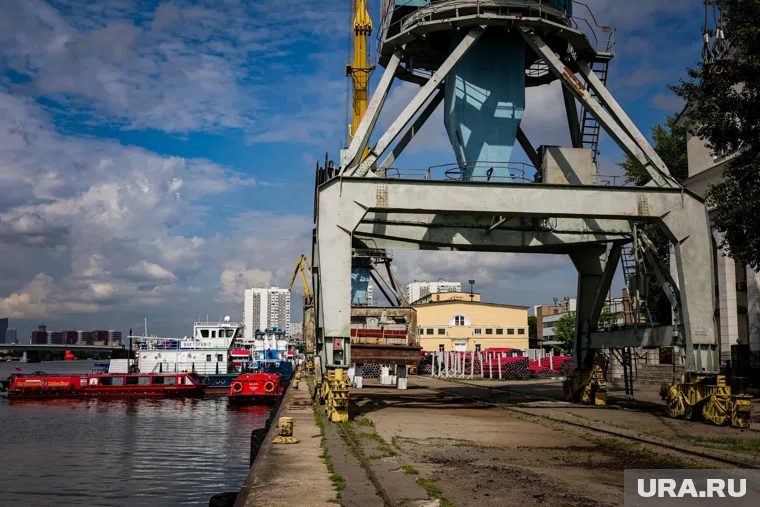 В Роттердаме забастовка портовых рабочих, десятки судов ждут входа в гавань