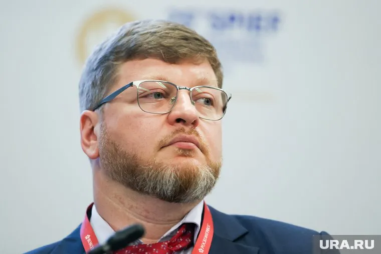 Алексей Лазутин попал в ДТП с кортежем Игоря Сечина, пишет Baza