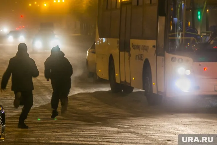 В темноте людей на неосвещенной проезжей части трудно разглядеть