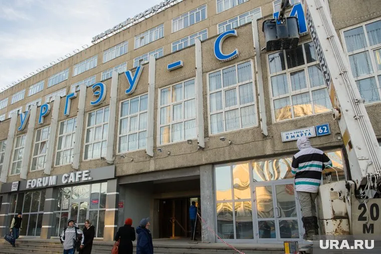 Студенты УрГЭУ были вынуждены заниматься в аудиториях с протекающей крышей
