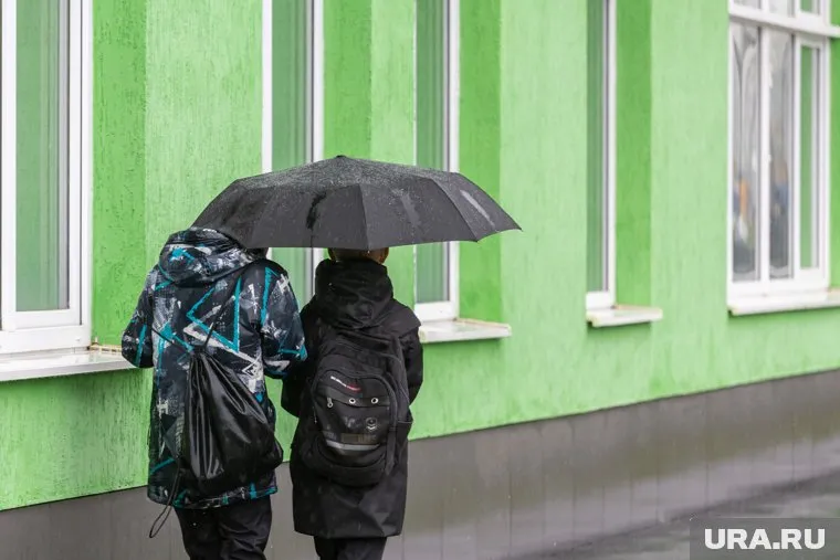Женщина украла у детей золотые серьги и верхнюю одежду