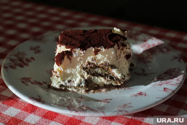 Югорчане нашли чужие зубы в последнем куске торта