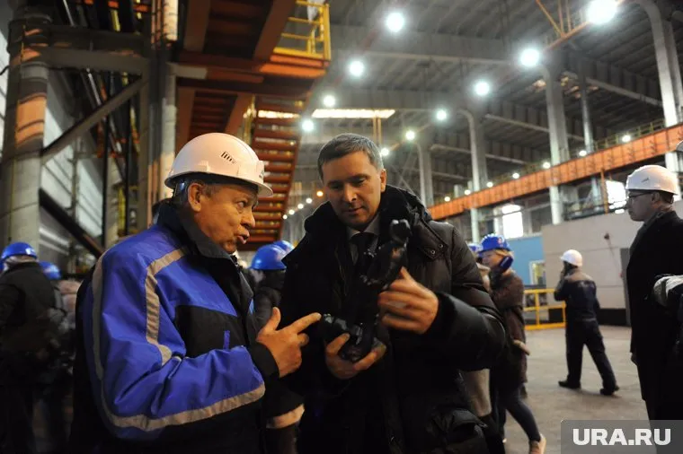 Игорь Зюзин подарил Дмитрию Кобылкину фигурку грифона из каслинского литья