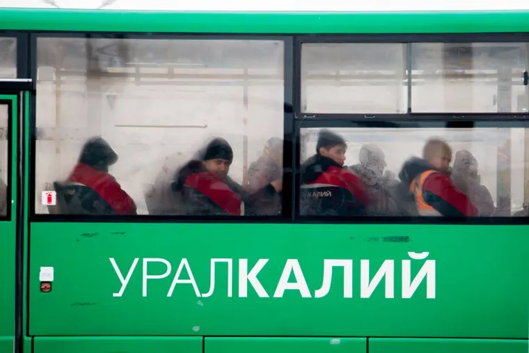 Территория СКРУ-3 ПАО Уралкалий. Соликамск , уралкалий, автобус