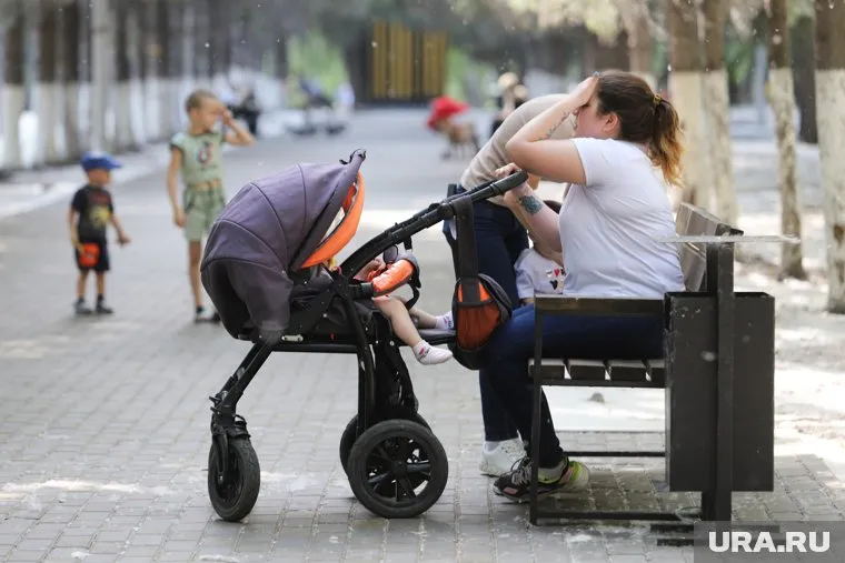 Суд ограничил мать в родительских правах