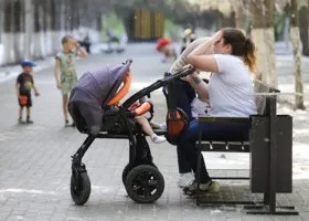 В Тюменской области мать достала ребенка из коляски и бросила на землю