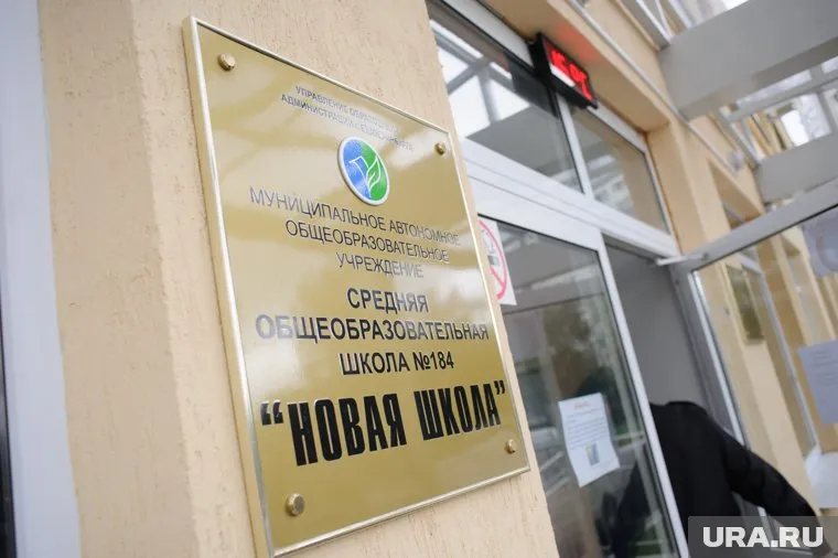 В школе специалисты берут пробы воды, еды, смывов, дезсредств