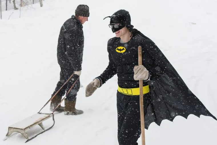Влад Рябухин чистит снег в костюме Бэтмена. Свердловская область, пос. Кедровка, сани, санки, поколения, косплей, отцы и дети, супергерой, поколение, костюм бэтмена