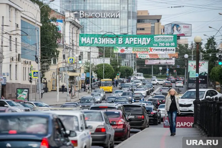Ограничения сильно ударят по водителям «вредных» бюджетных легковушек — они не смогут поехать в областной центр из своего города