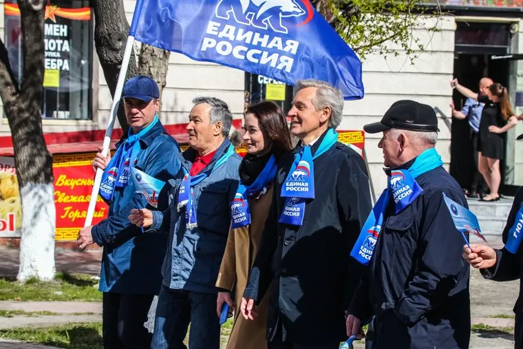 Первомайская демонстрация профсоюзов и "Единой России". Тюмень