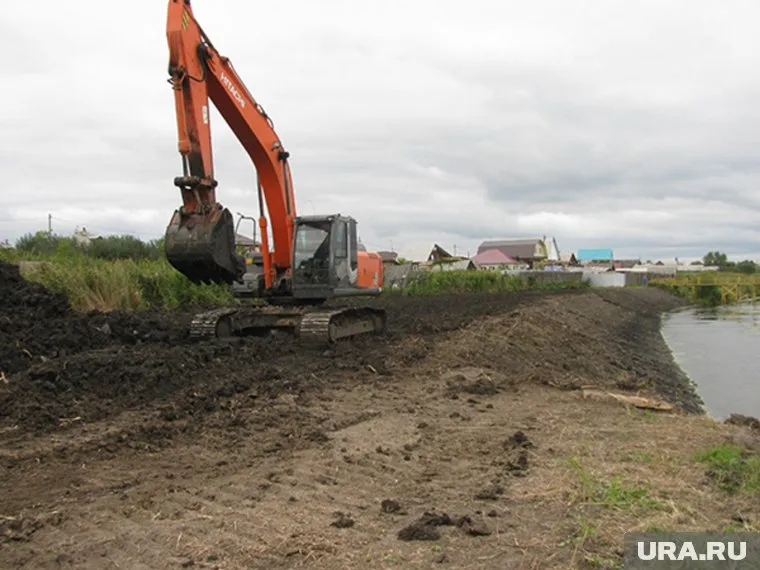 Во избежание катастрофы рабочие укрепляют проблемный берег