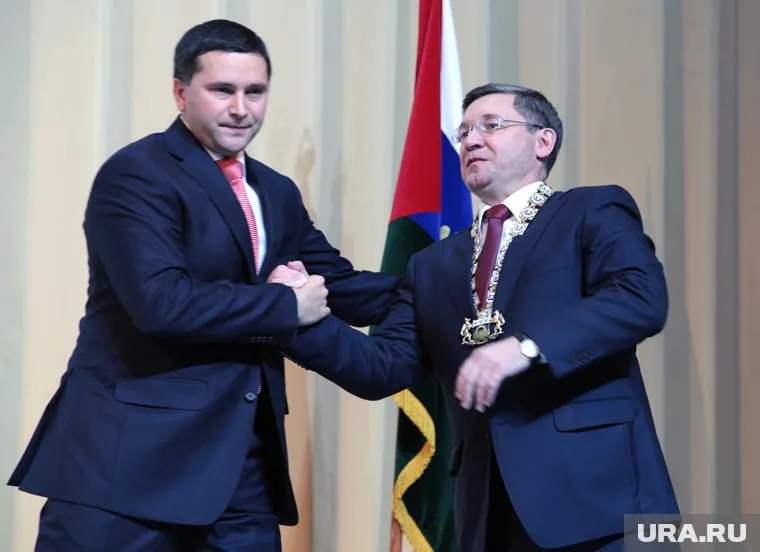 Владимир Якушев (справа) переиграл Дмитрия Кобылкина (слева)