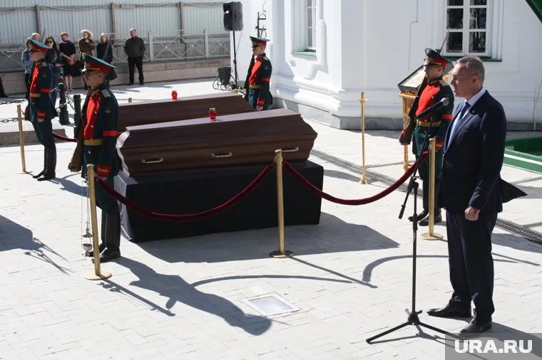 Мэр Кухарук возложил цветы к гробу мецената