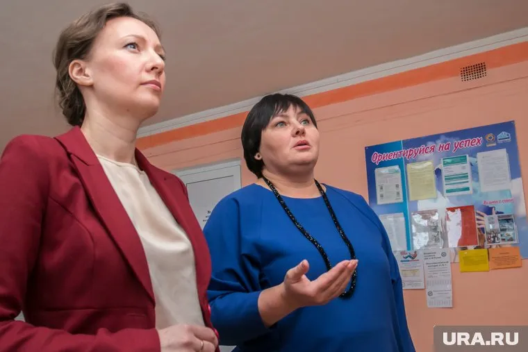 После ЧП в школу приехали детский омбудсмен при президенте Анна Кузнецова (слева) и детский омбудсмен в регионе Алена Лопатина (справа)