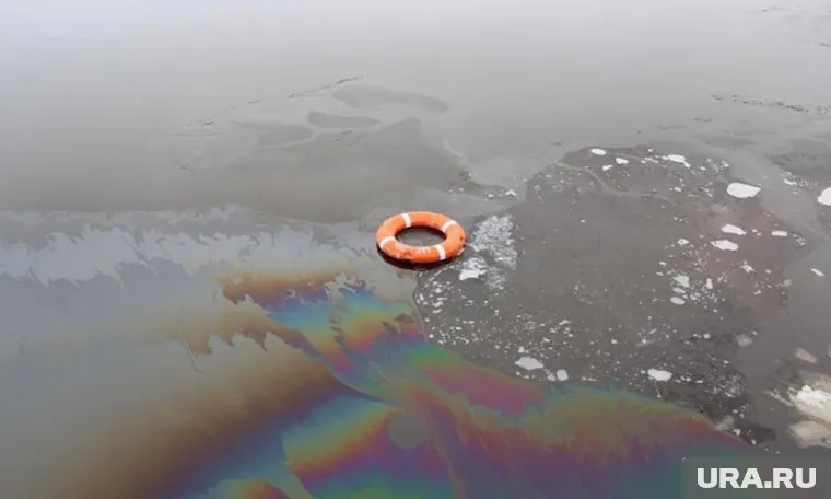 Теплоход ушел ко дну, оставив на поверхности лишь масляные пятна и спасательный круг