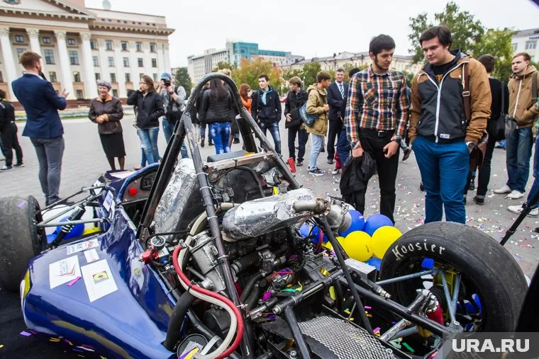 Российский пилот F1 Никита Мазепин попал в аварию на первом круге своей первой гонки.