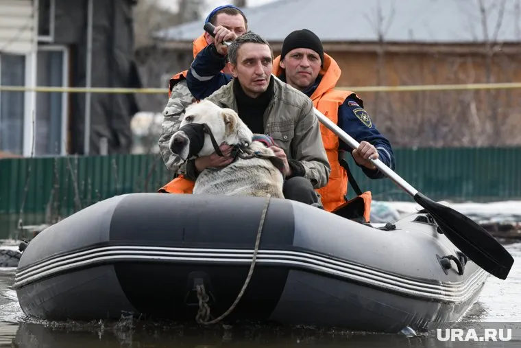 Люди бегут из затопленного Ишима