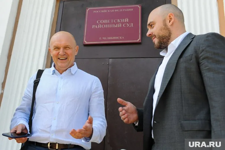 Предыдущего заседания суда Сергей Давыдов (слева) ожидал в хорошем настроении