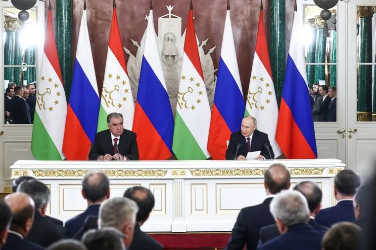 Владимир Путин и Эмомали Рахмон на встрече в Кремле. Москва