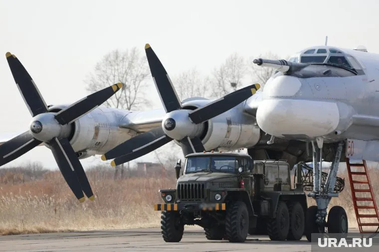 Два ракетоносца Ту-95мс совершили полет длительностью 10 часов, сообщили в МО РФ