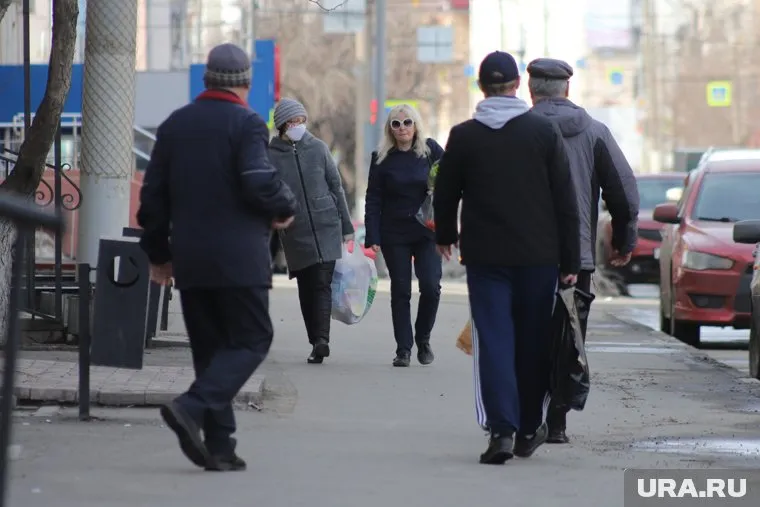 Лариса Попович заявила, что Россия могла бы двигаться по греческому или австрийскому сценарию развития коронавируса, если бы граждане не гуляли