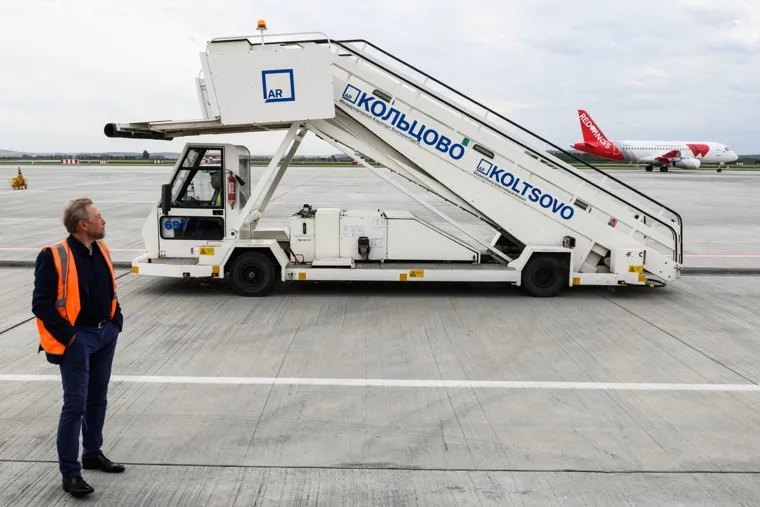 Самолет авиакомпании Red Wings в аэропорту Кольцово. Екатеринбург