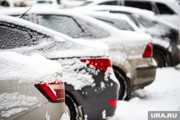 Облитые машины стояли на парковке за ограждением (архивное фото)