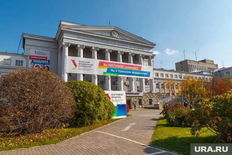 Любители автозвука собираются на парковке главного института УрФУ