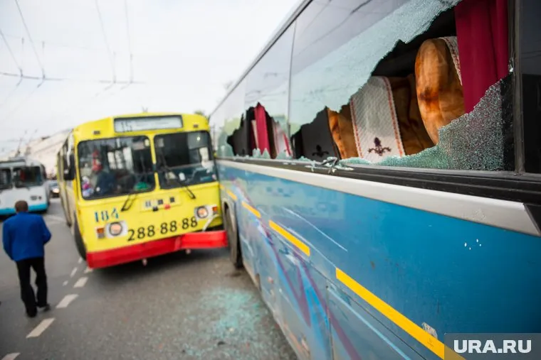 Автобус, переполненный туристами, врезался в столб