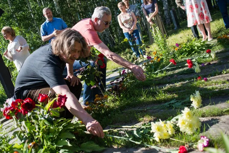 Визит Александра Авдонина на Мемориал Романовых. Екатеринбург, возложение цветов, мемориал романовых, поросенков лог, место захоронения царских останков
