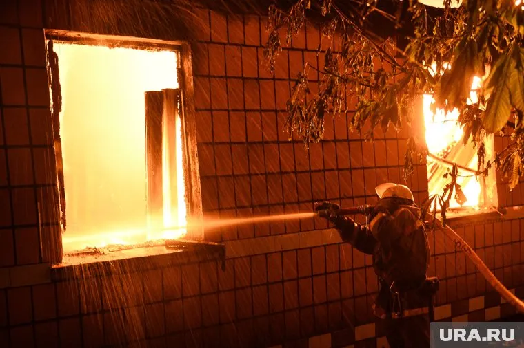 Спасатели тушили барак еще несколько часов