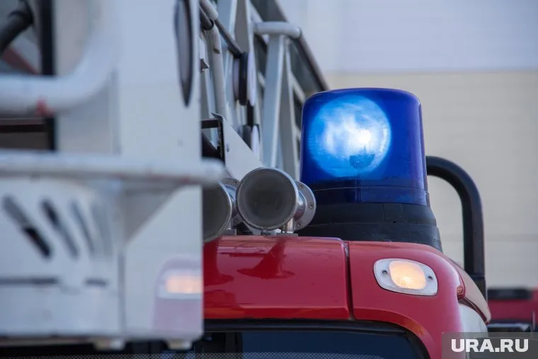 Спасатели тушат пожар на площади в 1000 квадратных метров