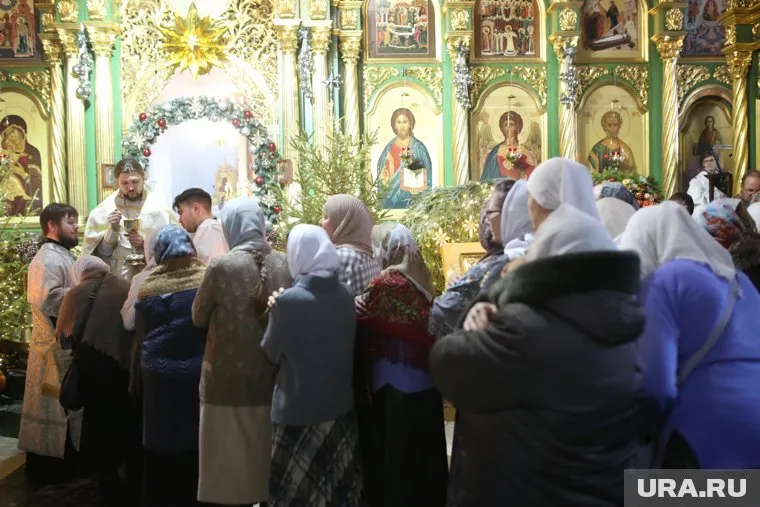 Прихожане спрятали и вынесли несколько икон из храма