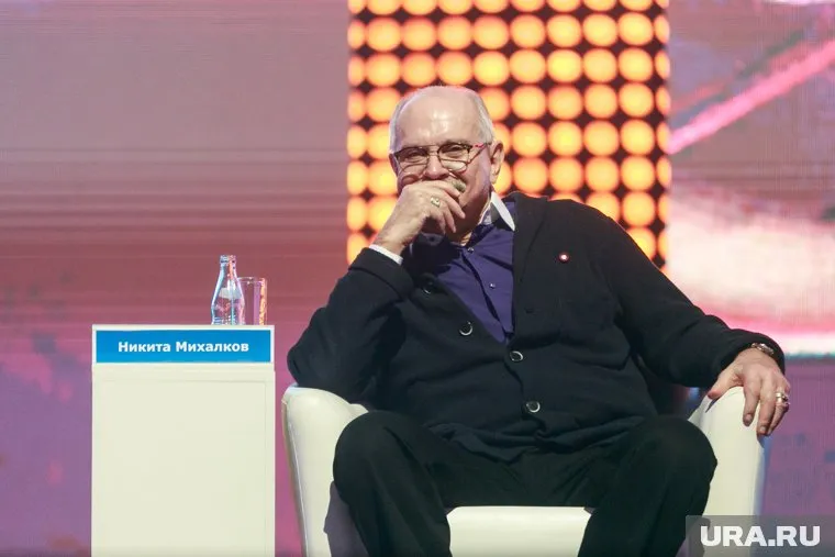 Никита Михалков сказал, что на фоне происходящего в Москве эпатажный танец школьников в Екатеринбурге кажется невинной шуткой