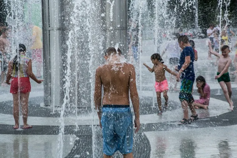 Жители города купаются в фонтане на площади 400 летия. Тюмень