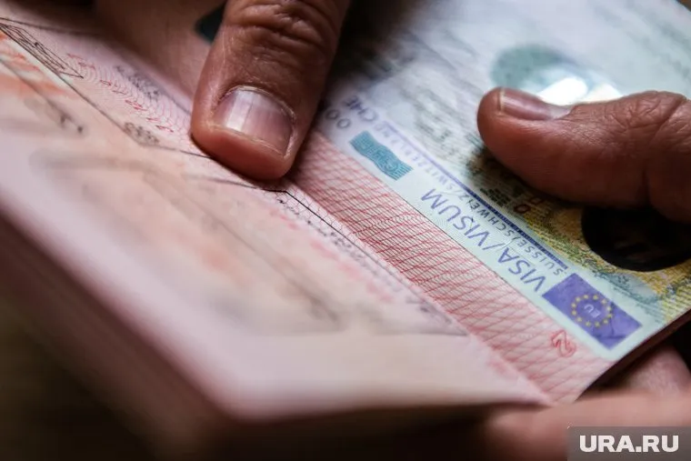 Россиянам станет сложнее получить визу в Европу