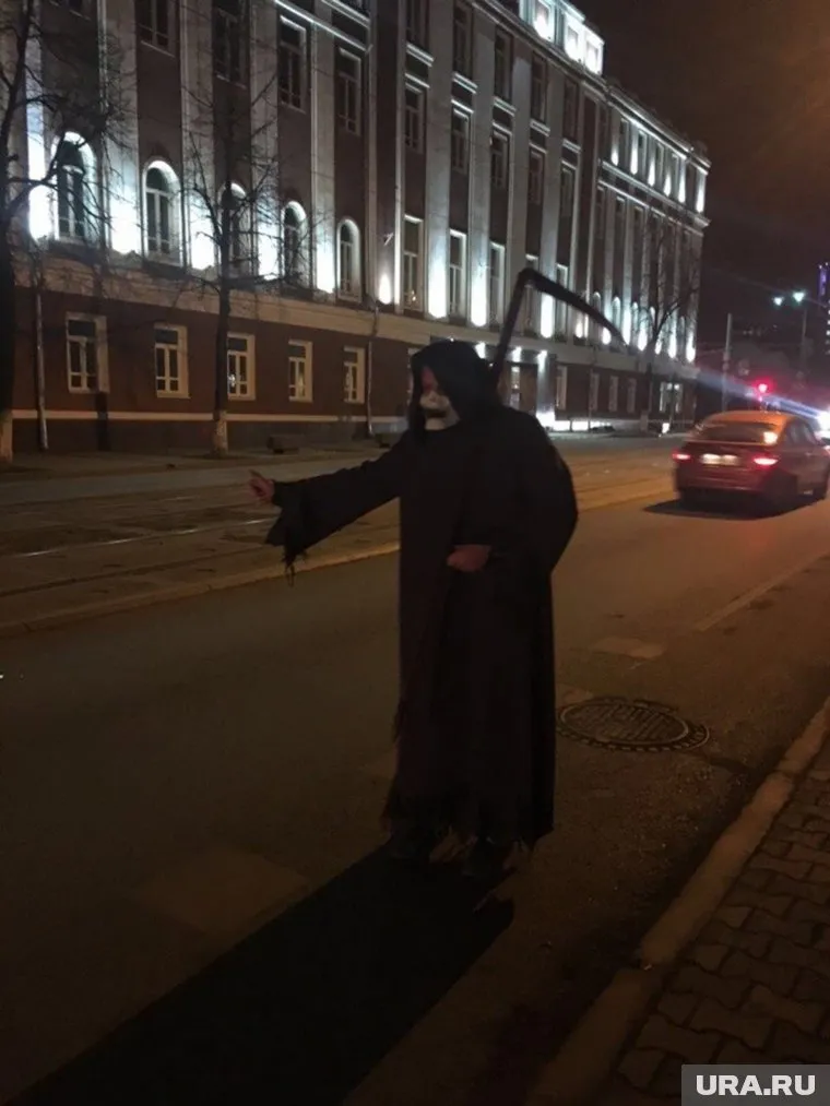 Правда, неизвестно, нашелся ли отважный таксист