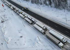 Под Чебаркулем фура повисла на отбойнике и перекрыла трассу М-5