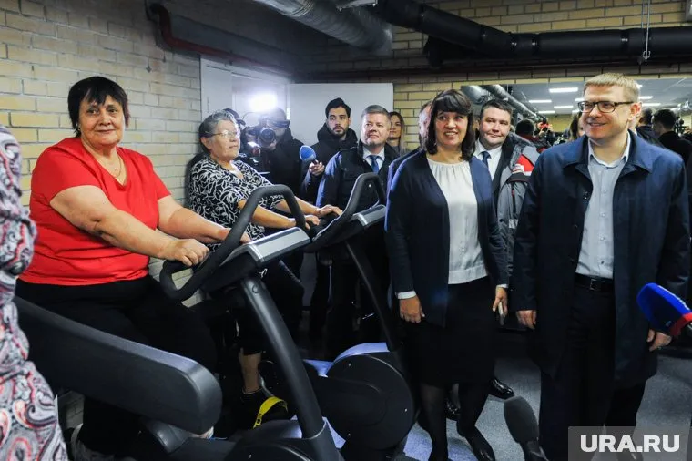 Челябинскому губернатору Алексею Текслеру показали спорткомплекс и другие объекты в Карабаше, построенные РМК